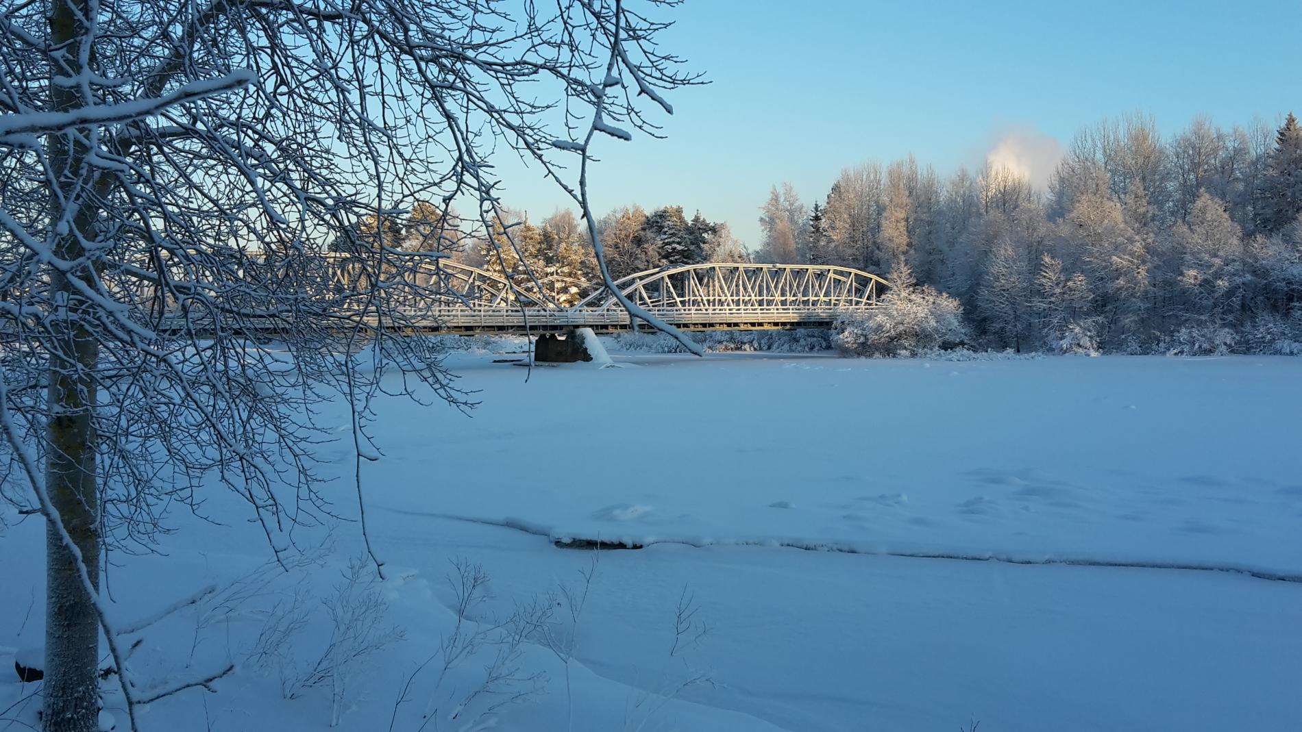 jokimaisema talvella, yrityspuiston silta