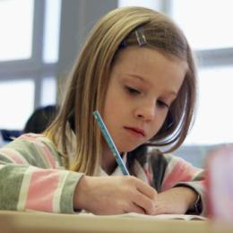 Koululainen kirjoittamassa, kuva Tuomas Rahkonen