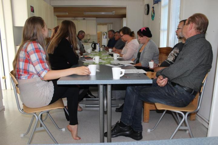 Ihmisiä pöydän ääressä Kreivinsaaressa