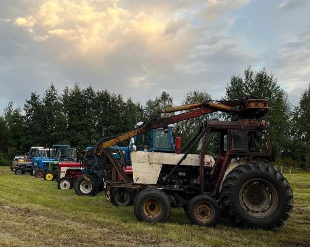 traktoreita rivissä pellolla