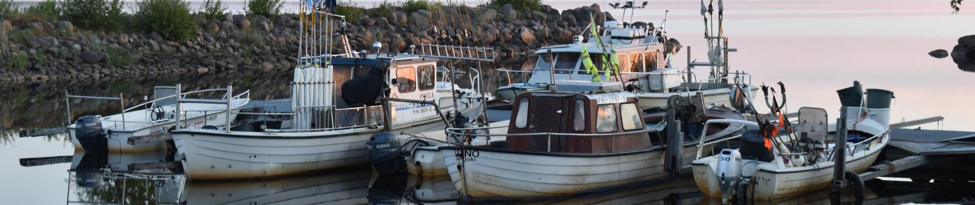 Veneitä ja auringonlasku Merikylänlahdella.